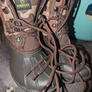 Magellan Boy's boots size 1